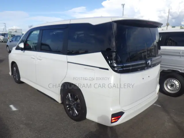 Toyota Voxy 2022 Pearl