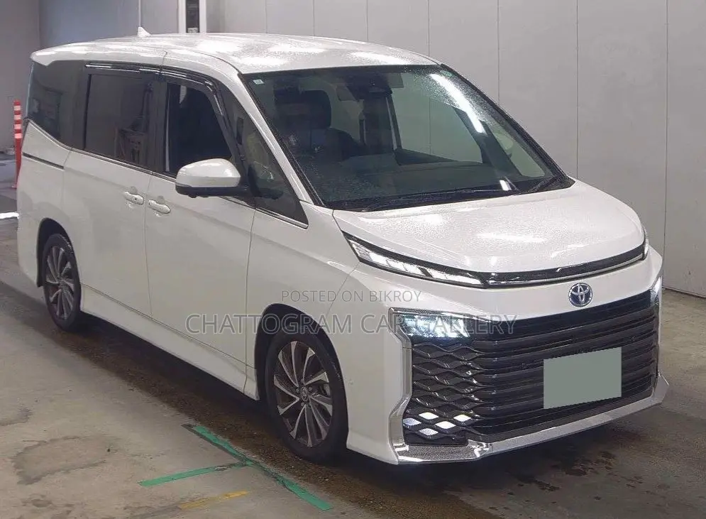 Toyota Voxy 2023 Pearl