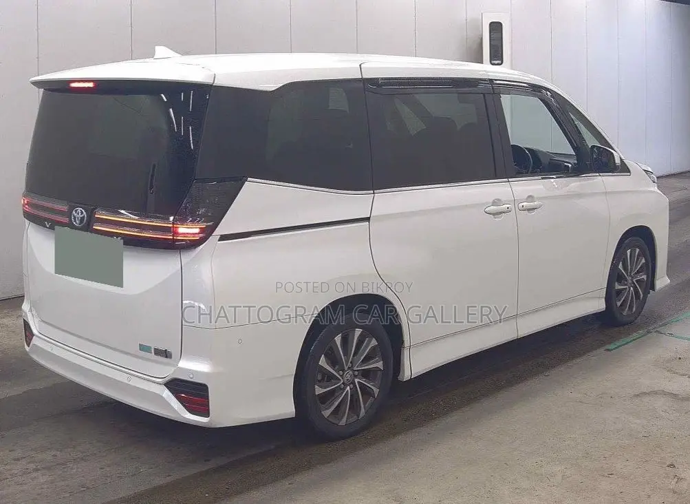 Toyota Voxy 2023 Pearl