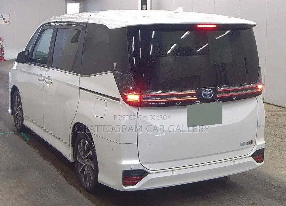 Toyota Voxy 2023 Pearl