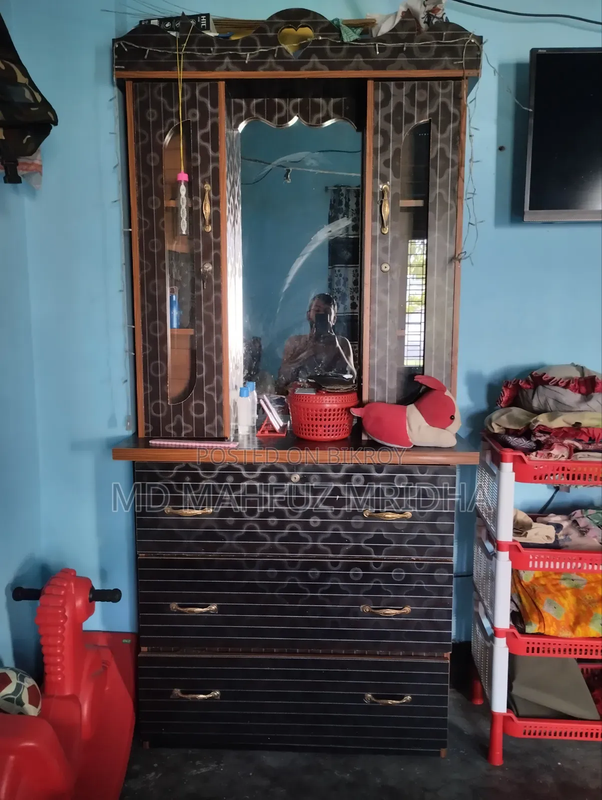বোর্ডের ড্রেসিং টেবিল