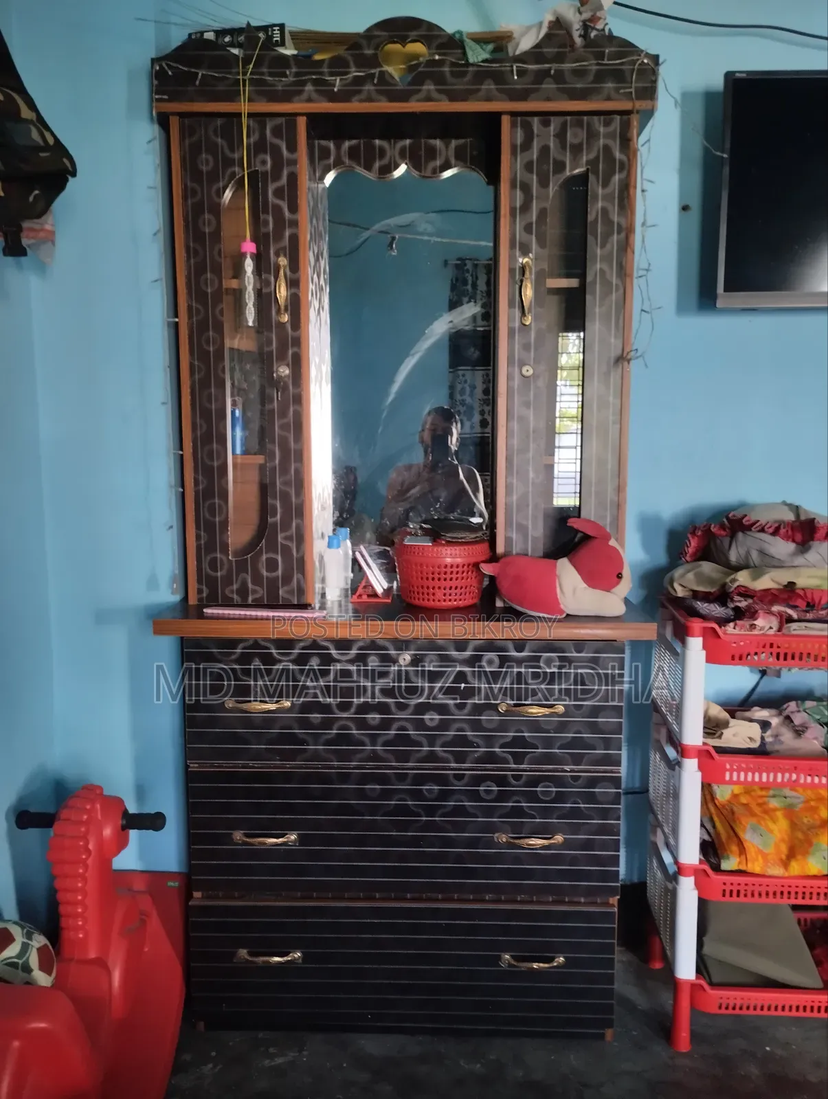 বোর্ডের ড্রেসিং টেবিল