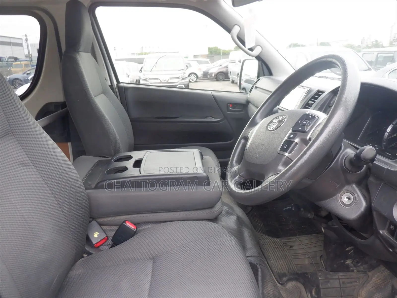 Toyota HiAce 2021 White
