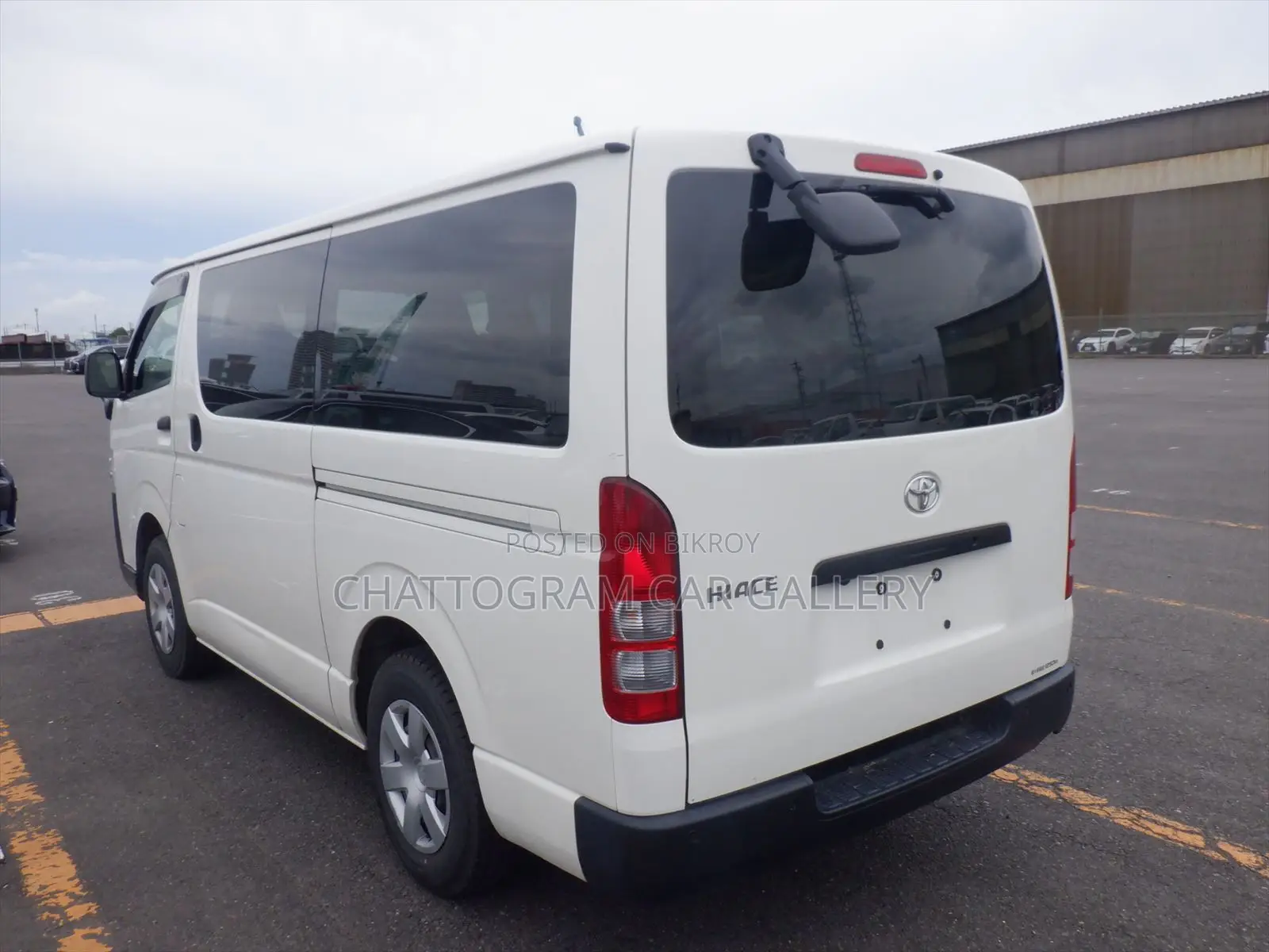 Toyota HiAce 2021 White