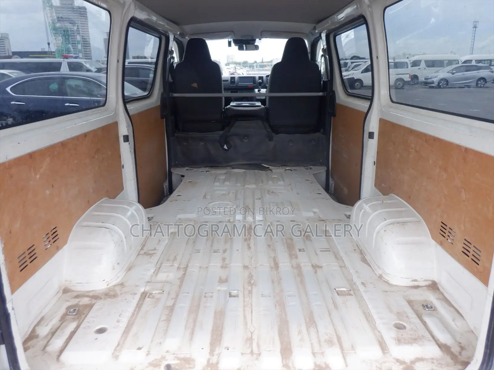 Toyota HiAce 2021 White