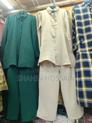 শার্ট ও মানানসই ট্রাউজারের সেট।