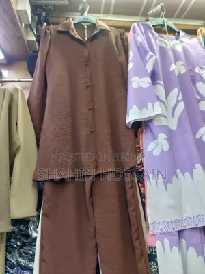 শার্ট ও মানানসই ট্রাউজারের সেট।