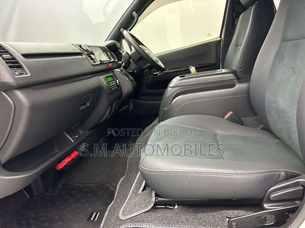 Toyota HiAce 2021 Black