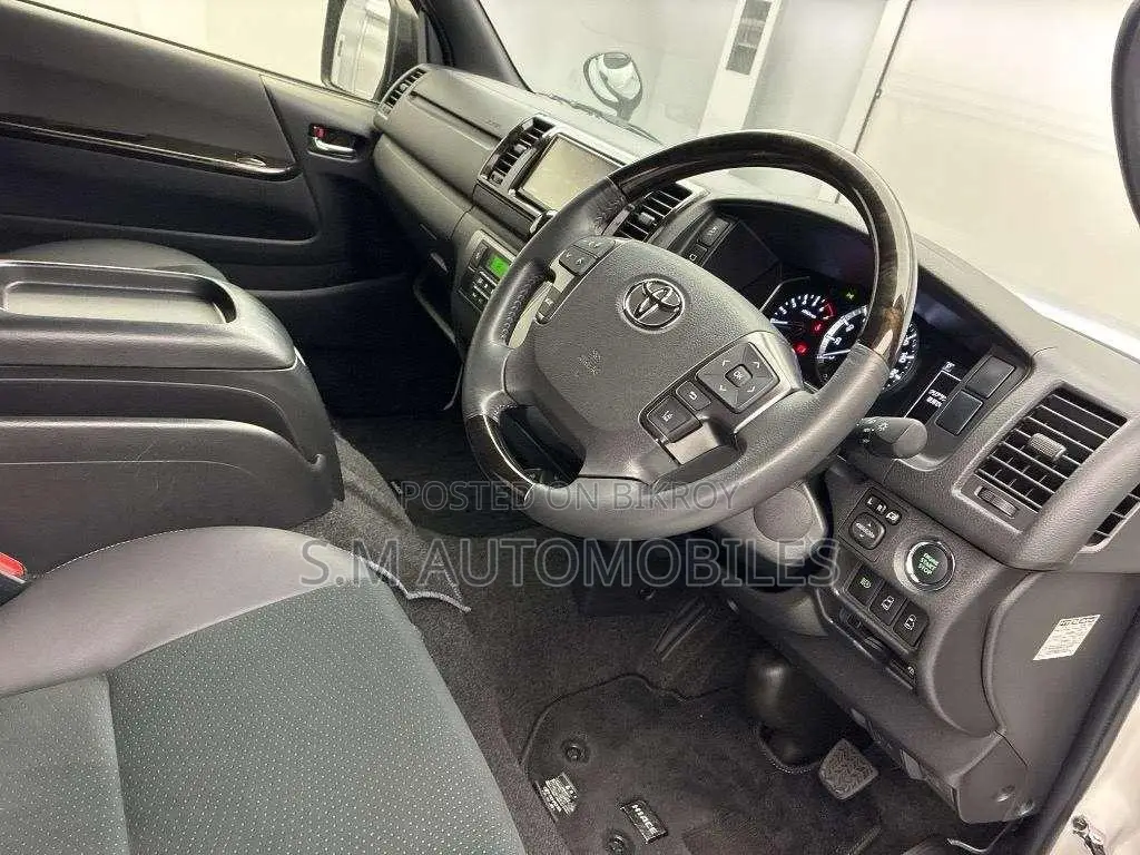 Toyota HiAce 2021 Black
