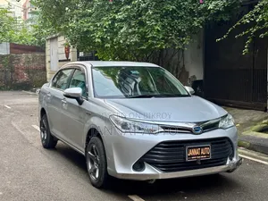 Toyota Axio 1.5 Hybrid 2WD 2015 Silver