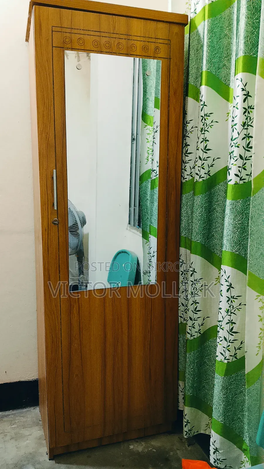 ছোট্ট একটা আলমারি বিক্রি করা হবে।