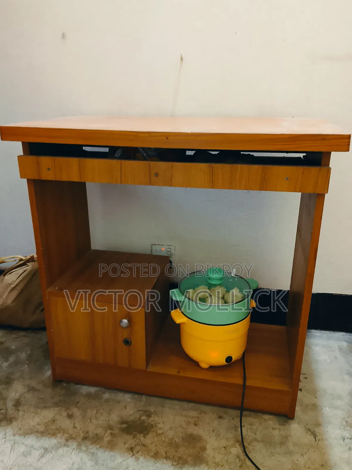 ল্যাপটপ টেবিল বিক্রয় হবে।