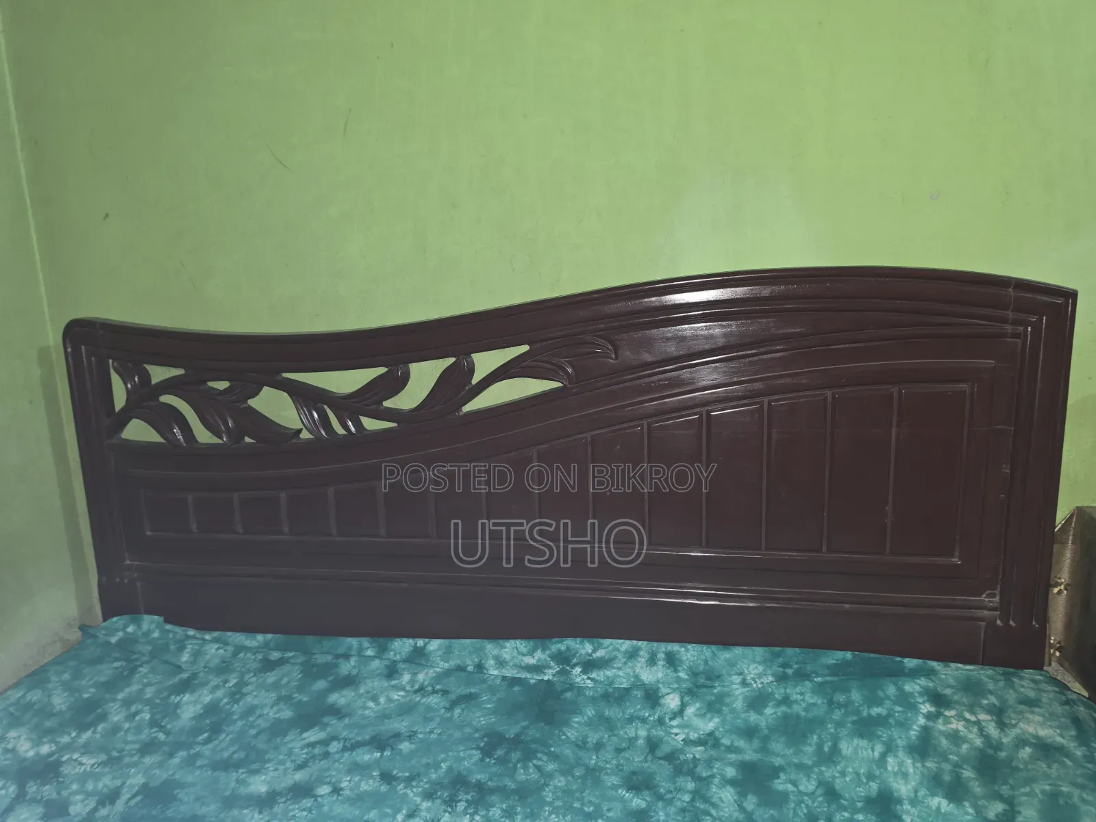 খাট, সোফা সেট, ডাইনিং টেবিল+ ৬ কি চেয়ার।
