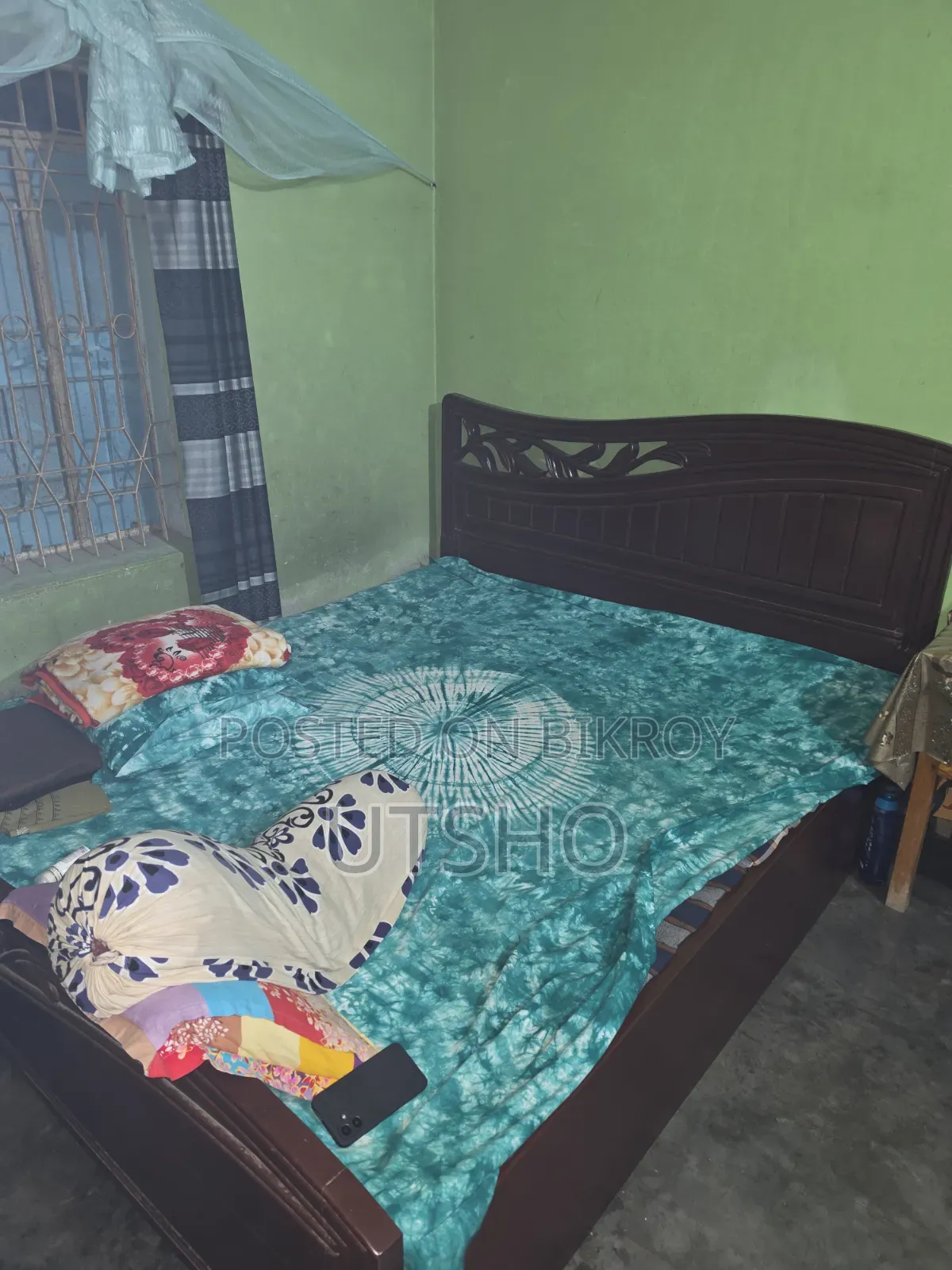 খাট, সোফা সেট, ডাইনিং টেবিল+ ৬ কি চেয়ার।