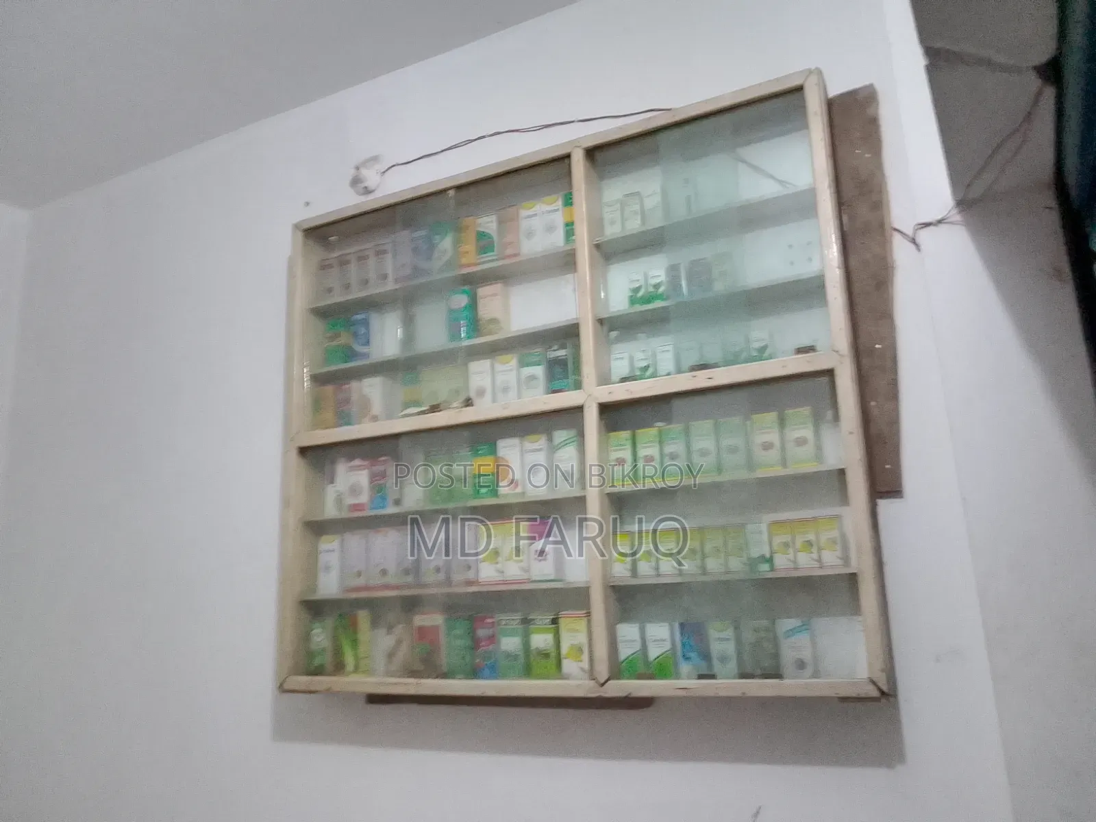 ফার্মেসির র‍্যাক বিক্রি হবে মালামালসহ