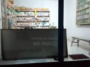 ফার্মেসির র‍্যাক বিক্রি হবে মালামালসহ