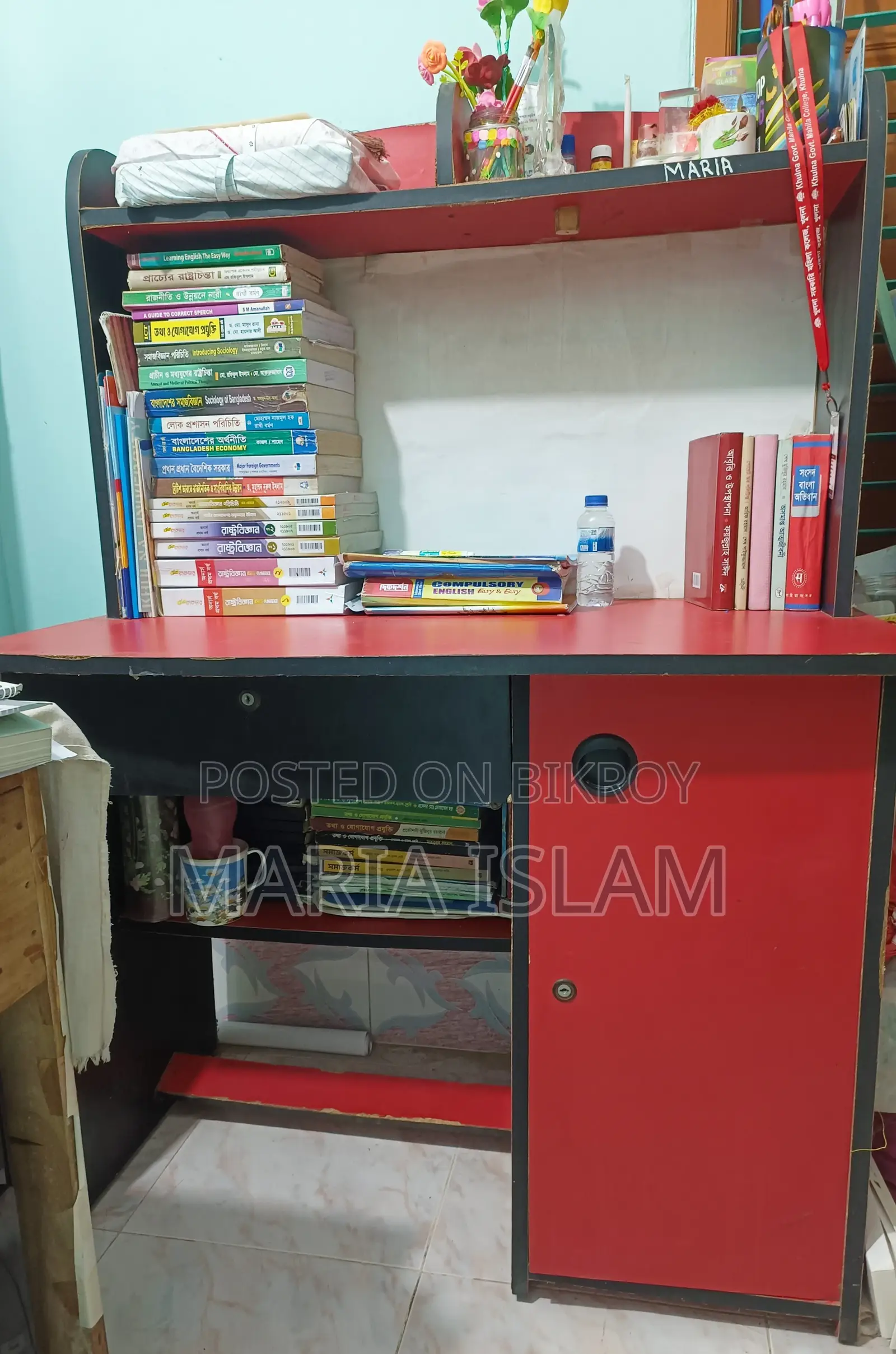 ব‍্যবহৃত একটি টেবিল বিক্রি হবে ওটোবির ডিজাইনে তৈরি অনেকটা বড়।