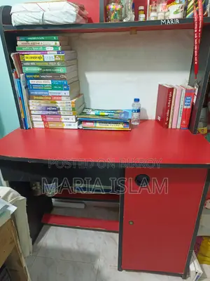 ব‍্যবহৃত একটি টেবিল বিক্রি হবে ওটোবির ডিজাইনে তৈরি অনেকটা বড়।