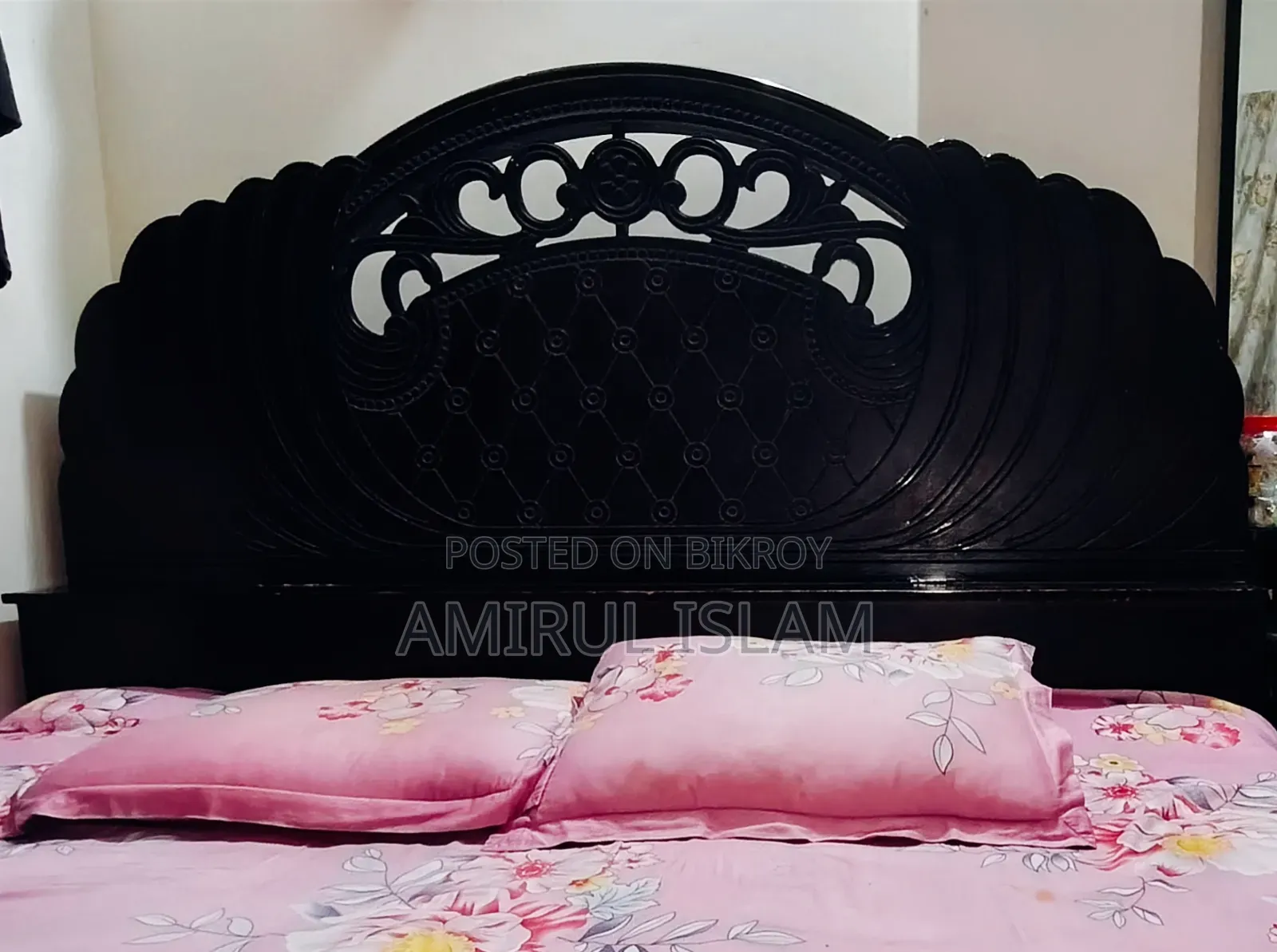 একটি ইতালিয়ান কাঠের খাট বিক্রি হবে
