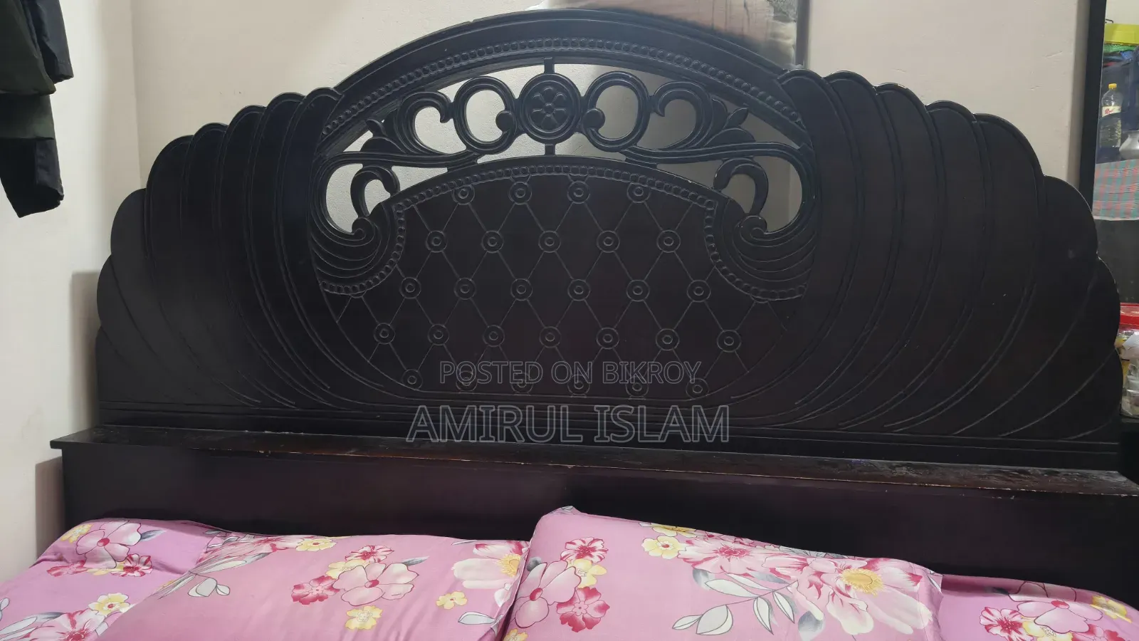 একটি ইতালিয়ান কাঠের খাট বিক্রি হবে