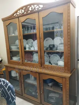 প্রায় নতুন অবস্থায় চট্টগ্রাম সেগুন কাঠের শোকেস ৬/৭ ফুট