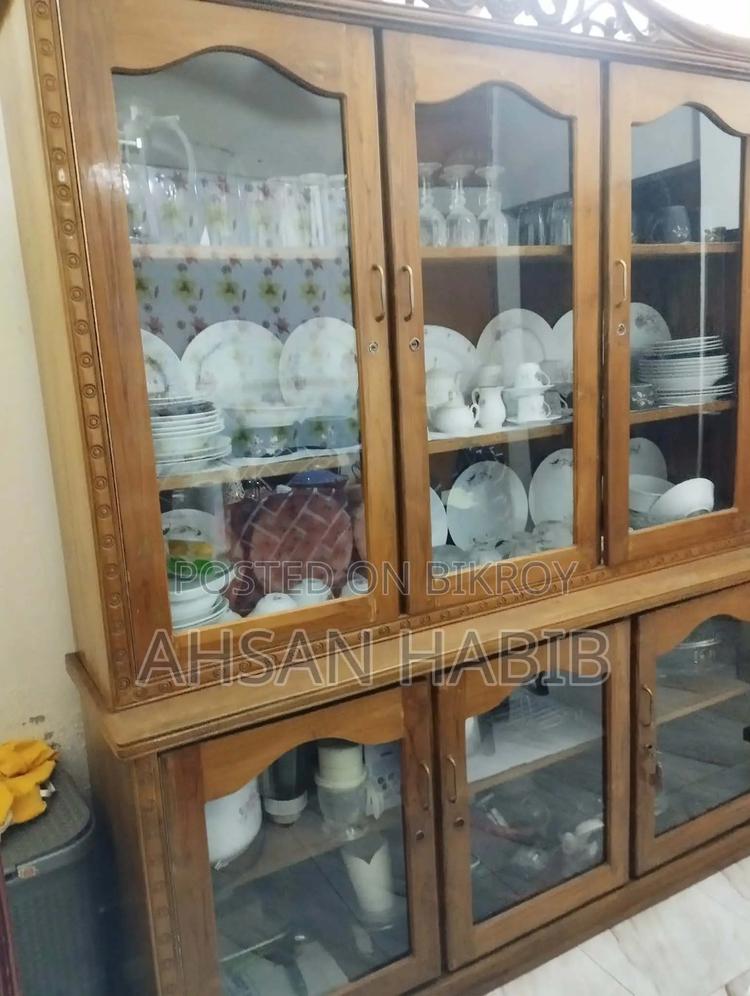 প্রায় নতুন অবস্থায় চট্টগ্রাম সেগুন কাঠের শোকেস ৬/৭ ফুট