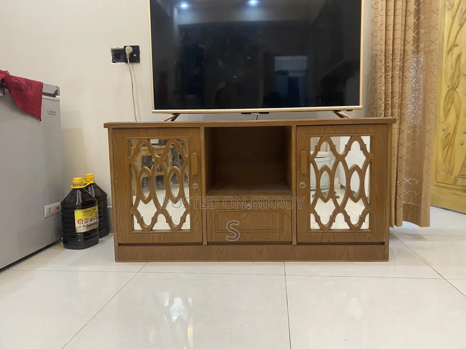 টিভি ক্যাবিনেট