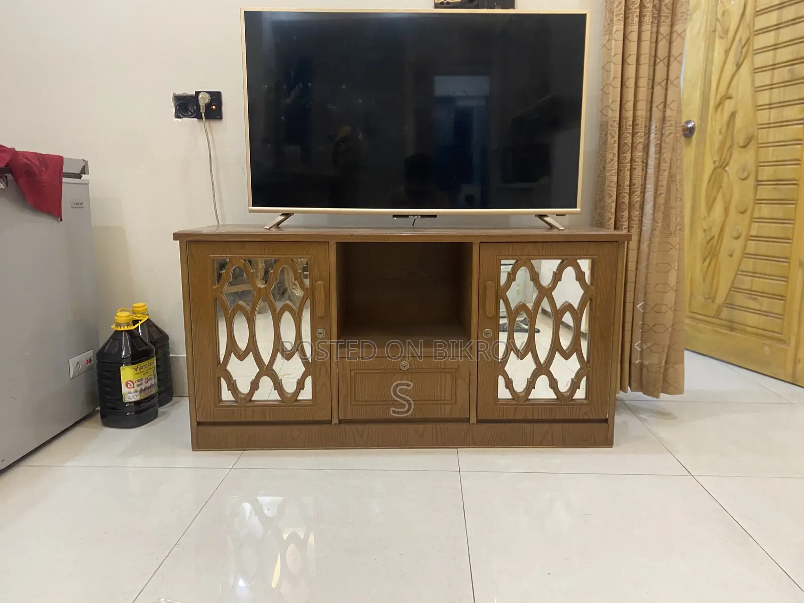 টিভি ক্যাবিনেট