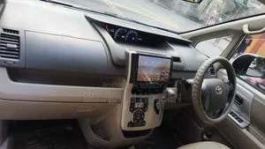 Toyota Noah 2.0 143hp AWD (7 Seater) 2011 Silver