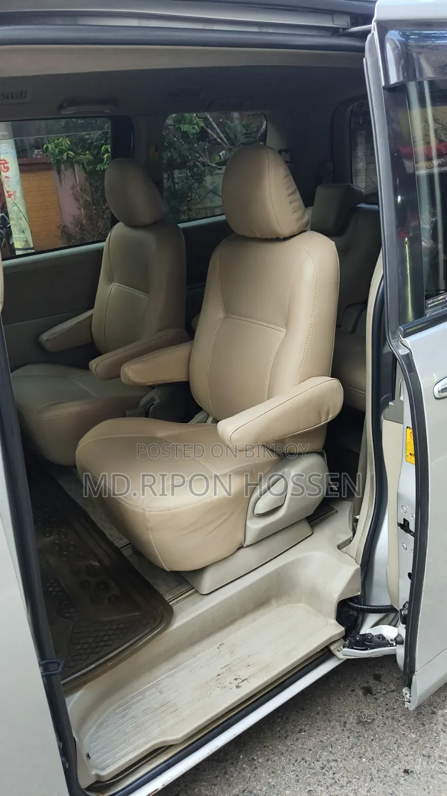 Toyota Noah 2.0 143hp AWD (7 Seater) 2011 Silver