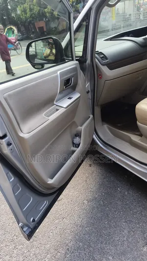 Toyota Noah 2.0 143hp AWD (7 Seater) 2011 Silver