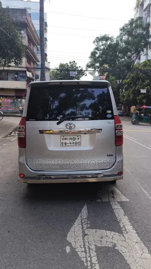 Toyota Noah 2.0 143hp AWD (7 Seater) 2011 Silver