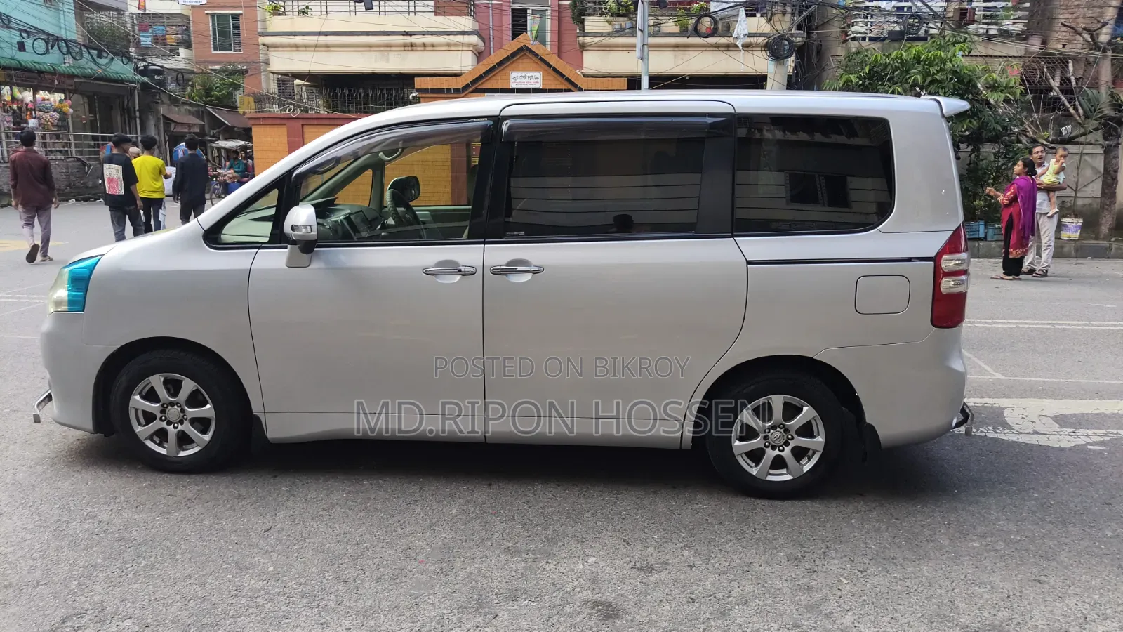 Toyota Noah 2.0 143hp AWD (7 Seater) 2011 Silver