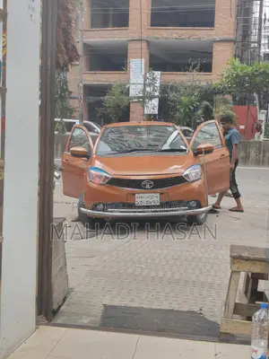 Tata Tiago 2018 Gold