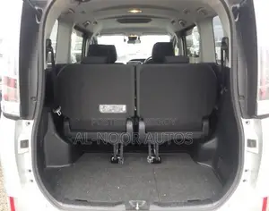 টয়োটা নোয়া ১.৮ এফডব্লিউডি হাইব্রিড (৭ সিটার) ২০২১ সিলভার