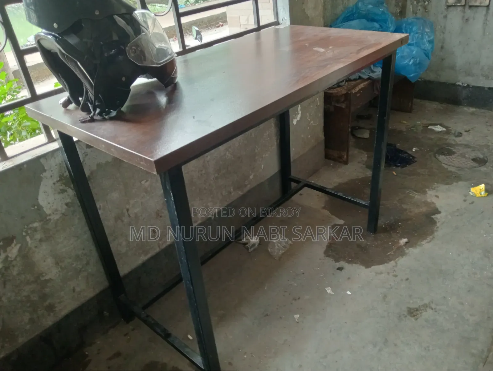 একটি ৩ ফিট উচ্চতার টেবিল বিক্রি করা হবে।