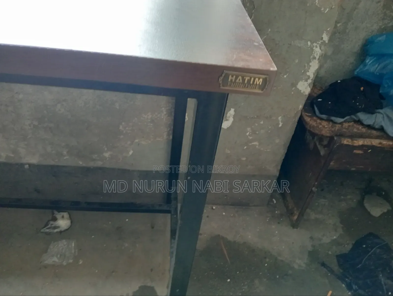 একটি ৩ ফিট উচ্চতার টেবিল বিক্রি করা হবে।