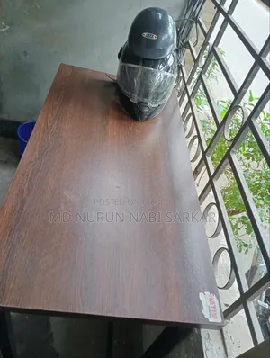 একটি ৩ ফিট উচ্চতার টেবিল বিক্রি করা হবে।