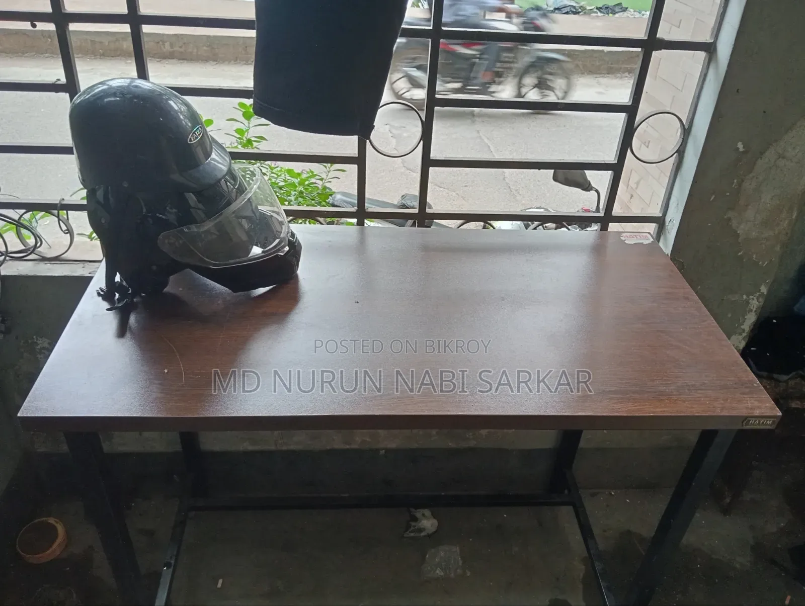 একটি ৩ ফিট উচ্চতার টেবিল বিক্রি করা হবে।