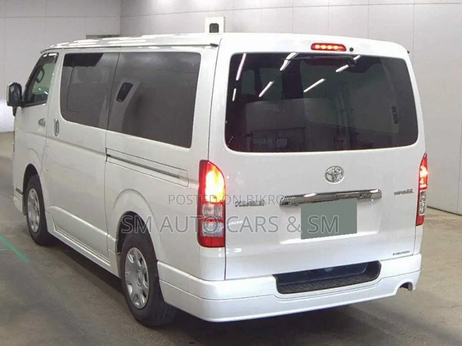 Toyota HiAce 2021 White