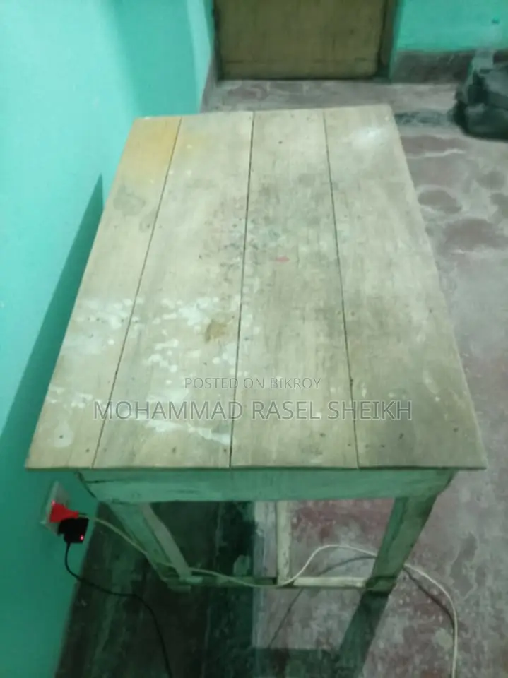 একটি কাঠের টেবিল বিক্রি করা হবে