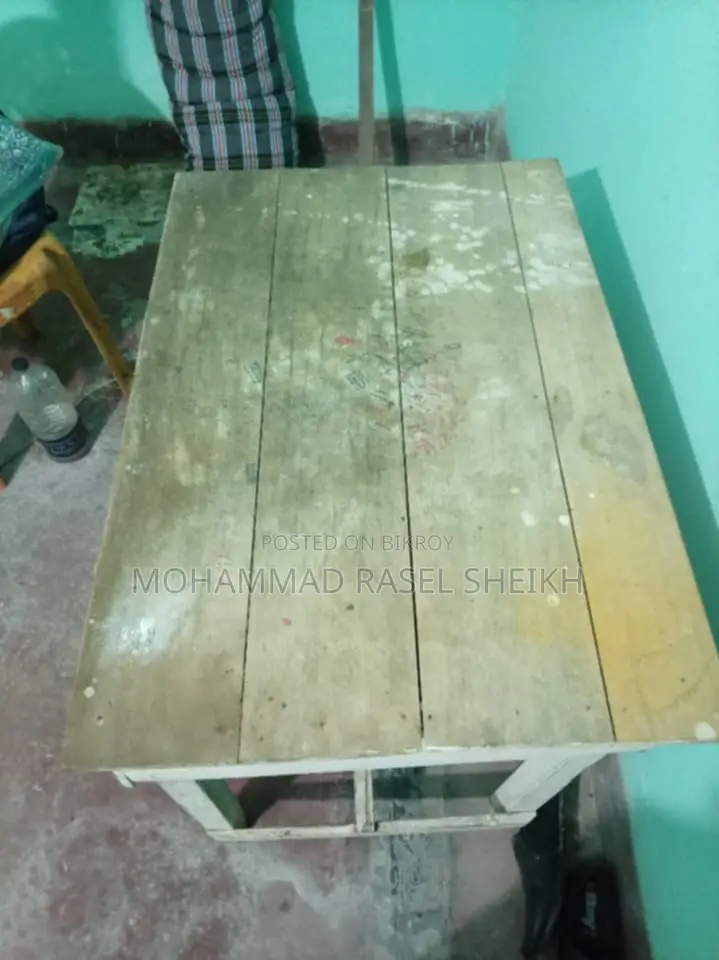 একটি কাঠের টেবিল বিক্রি করা হবে