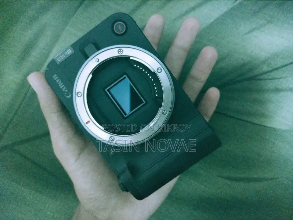 Canon R50v