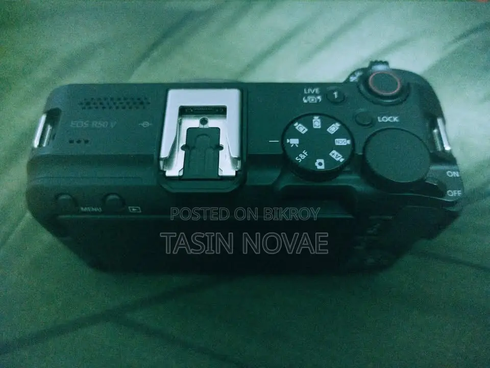 Canon R50v
