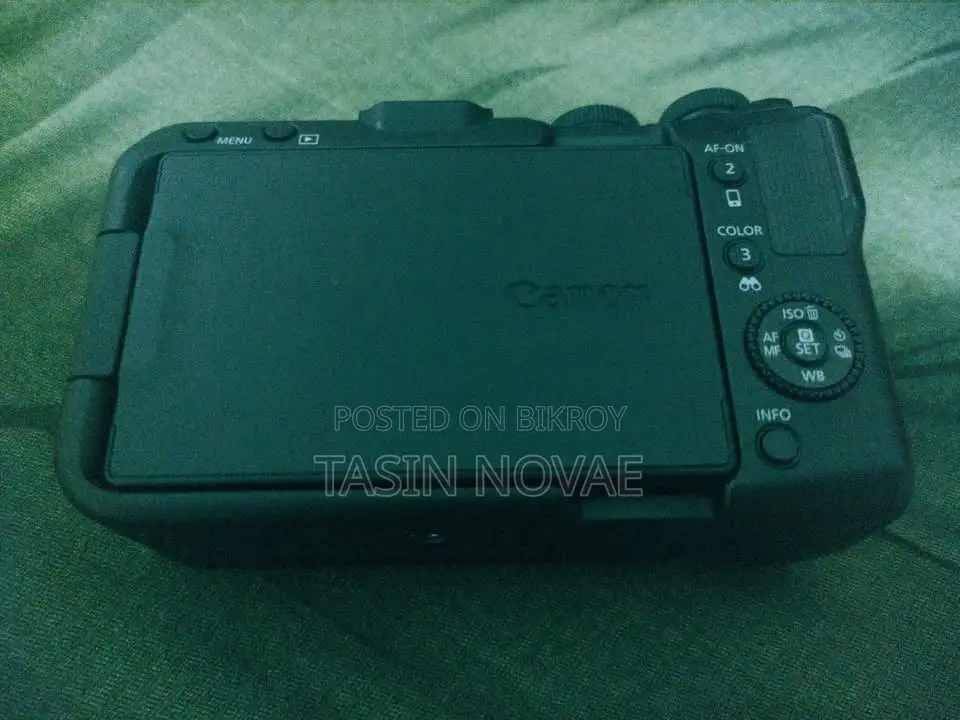 Canon R50v