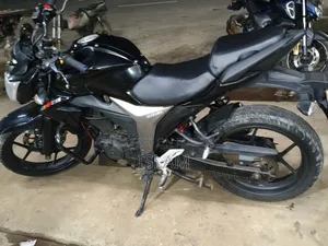 নতুন সুজুকি গিক্সার ২০২১ কালো