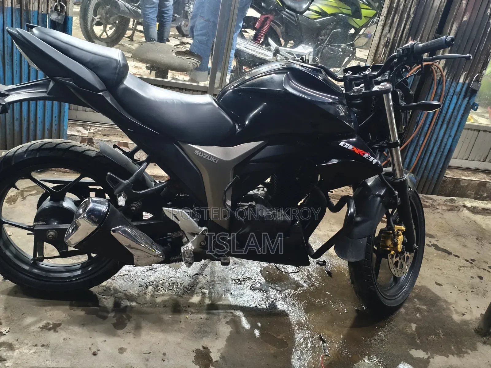 নতুন সুজুকি গিক্সার ২০২১ কালো
