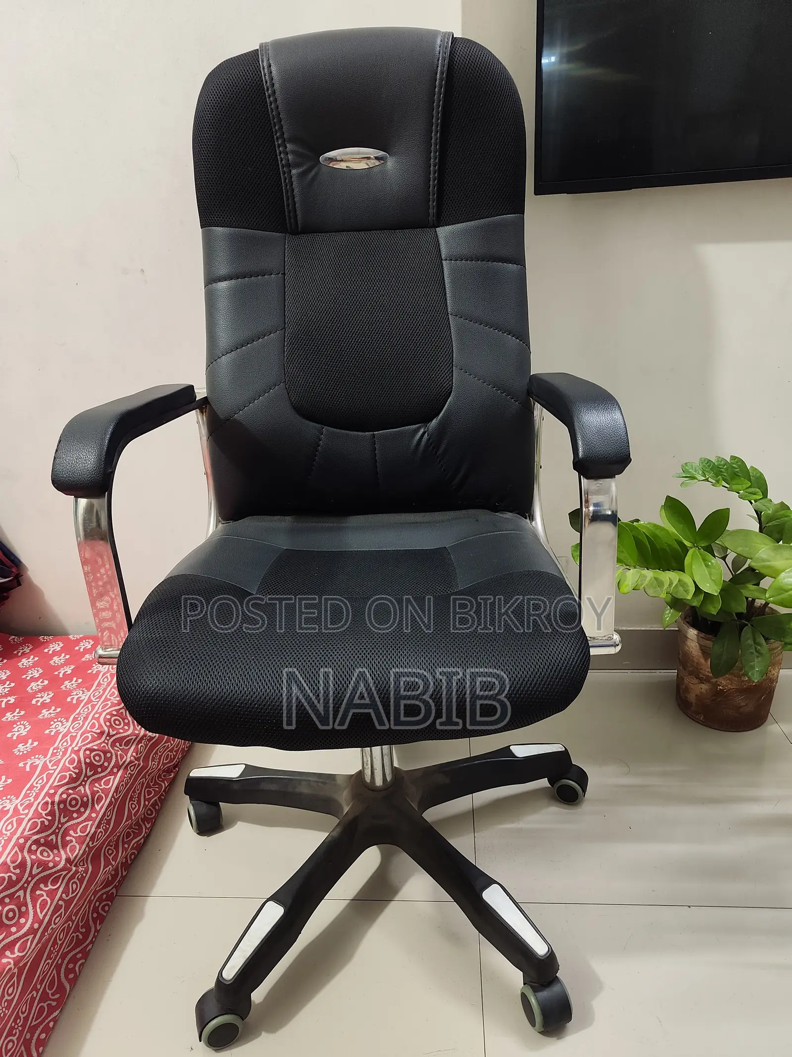 Luxury Dining 6 Chair and 1 Official Chair
