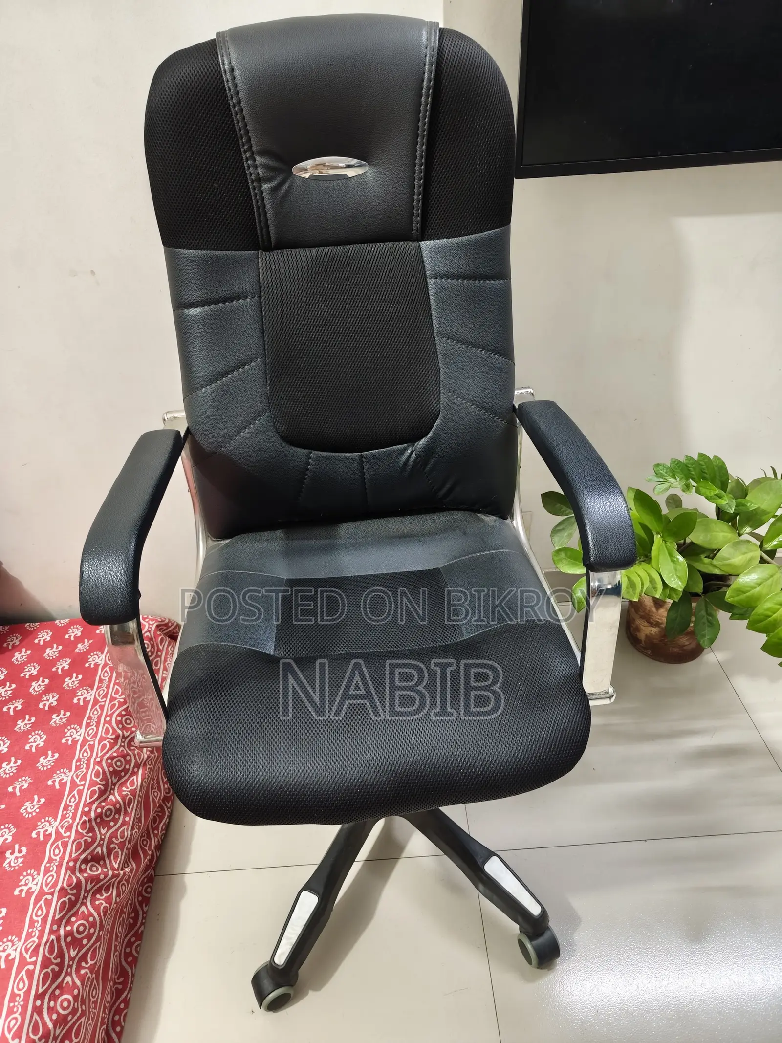 Luxury Dining 6 Chair and 1 Official Chair