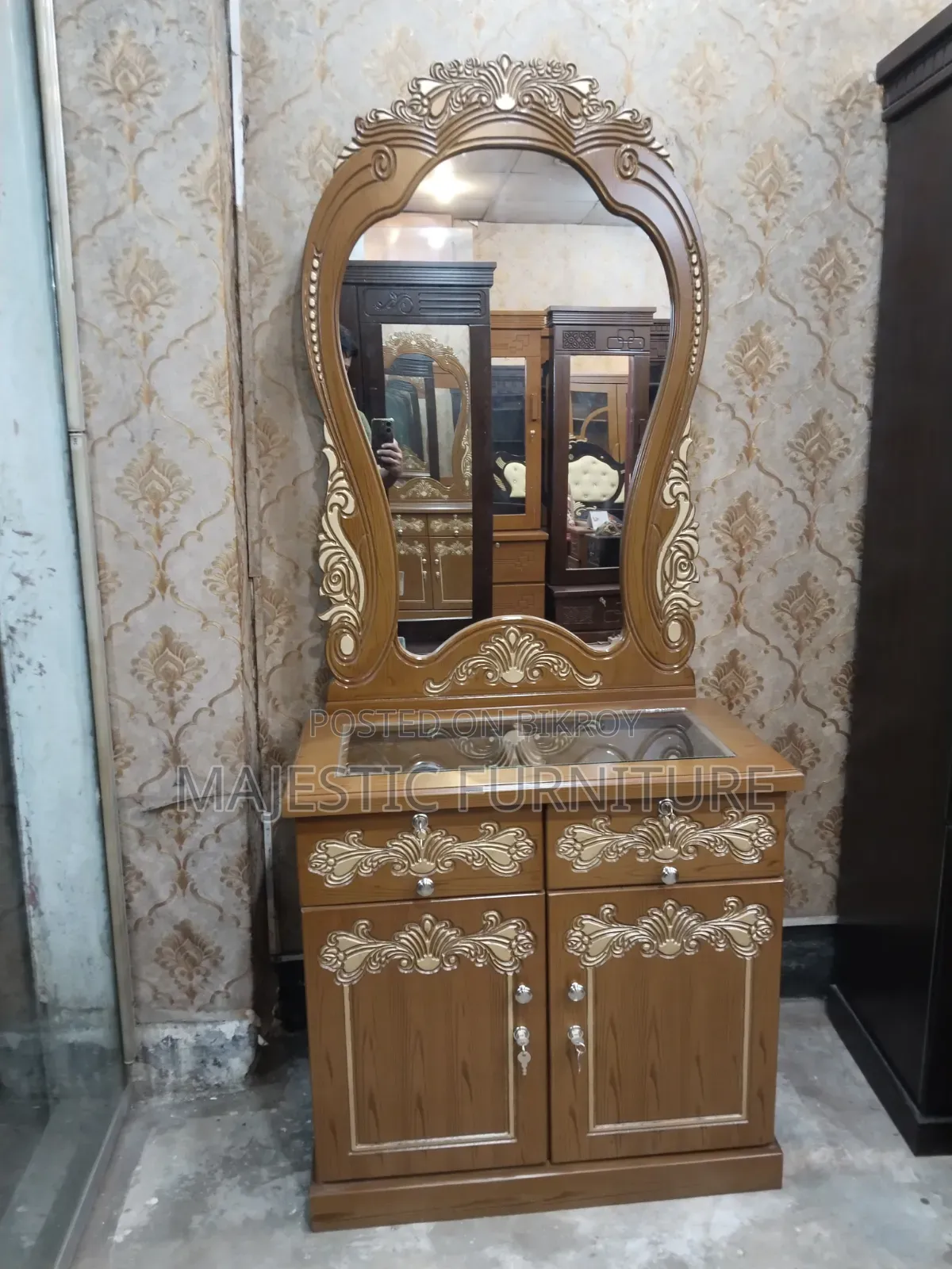 Vanity Drassing golden.M# 315